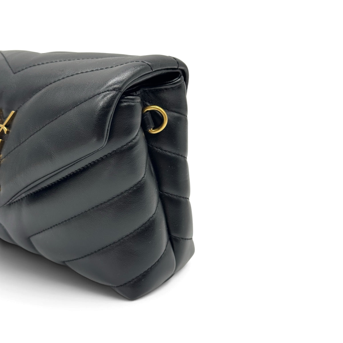 Dettaglio laterale della borsa a tracolla Borse Vintage in pelle nera trapuntata a chevron con finiture oro