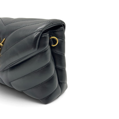 Dettaglio laterale della borsa a tracolla Borse Vintage in pelle nera trapuntata a chevron con finiture oro
