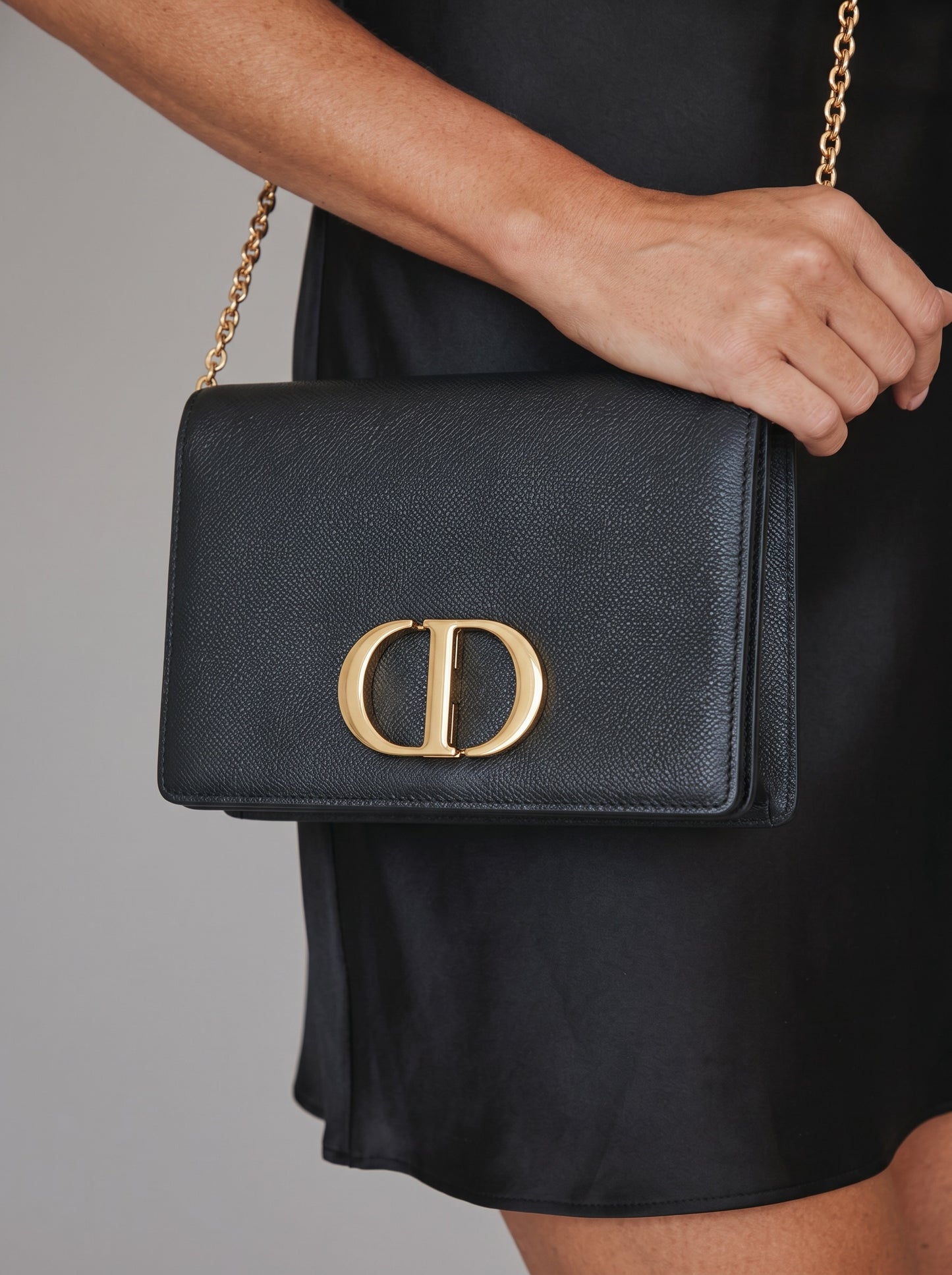 Borsa a tracolla Borse Vintage in pelle nera granulata con logo CD dorato e catena metallica indossata a spalla