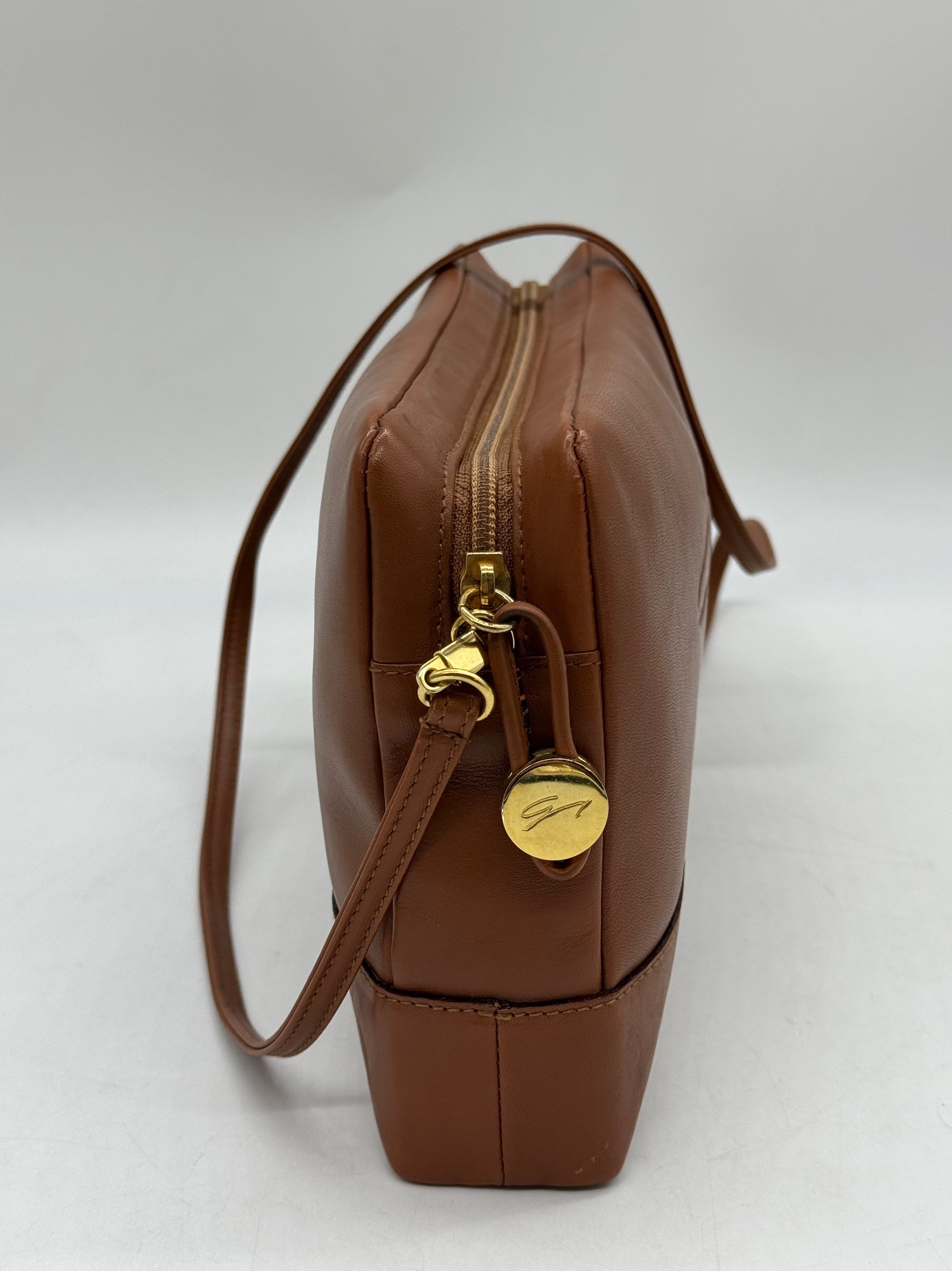 Borsa a tracolla Borse Vintage Genny in pelle color cuoio con dettagli in metallo dorato e ciondolo logato