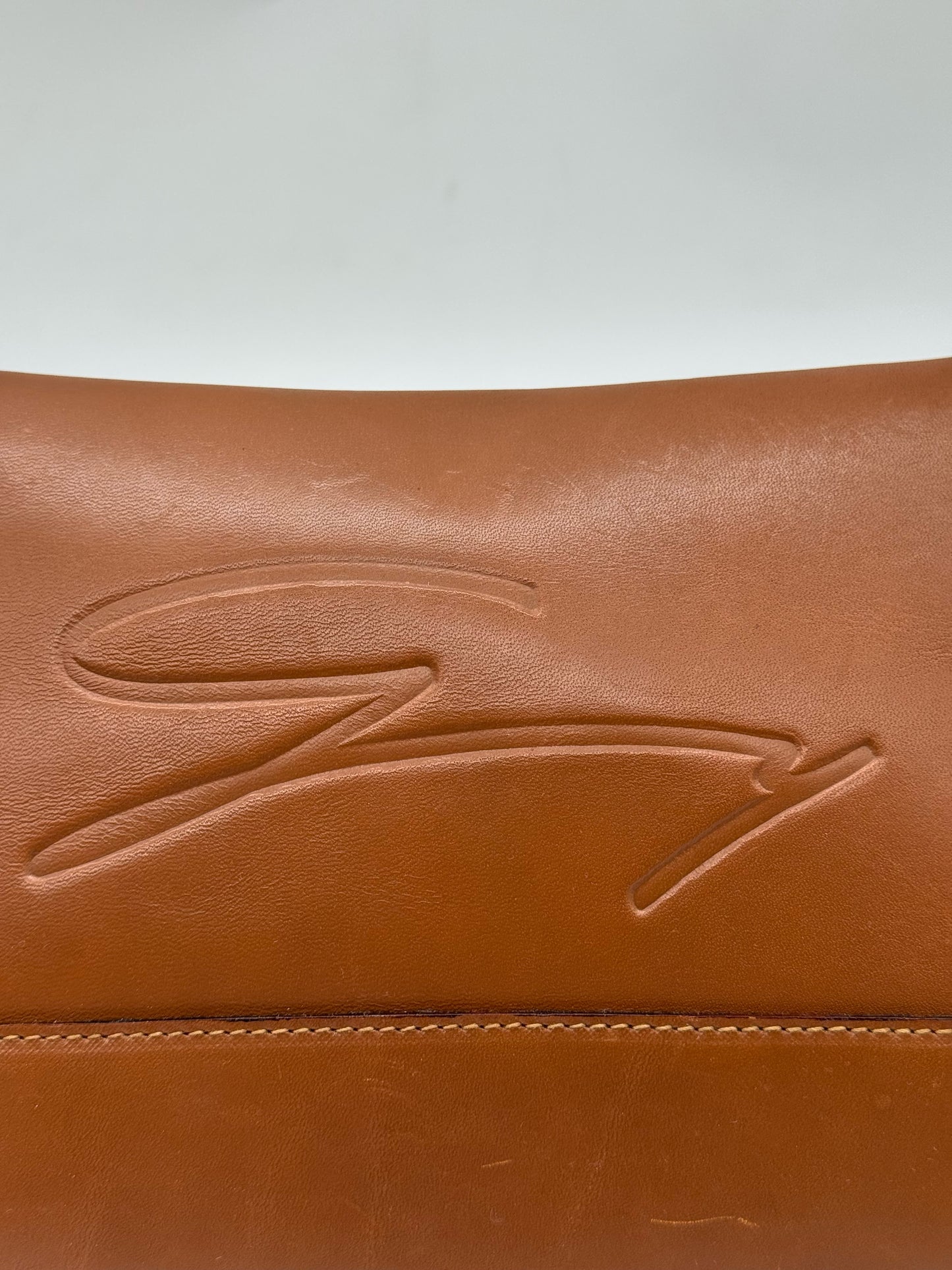 Dettaglio del logo impresso su borsa a tracolla Borse Vintage in pelle color cuoio con cuciture a vista
