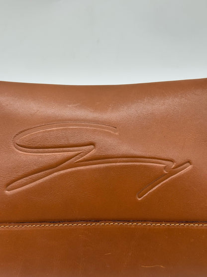 Dettaglio del logo impresso su borsa a tracolla Borse Vintage in pelle color cuoio con cuciture a vista
