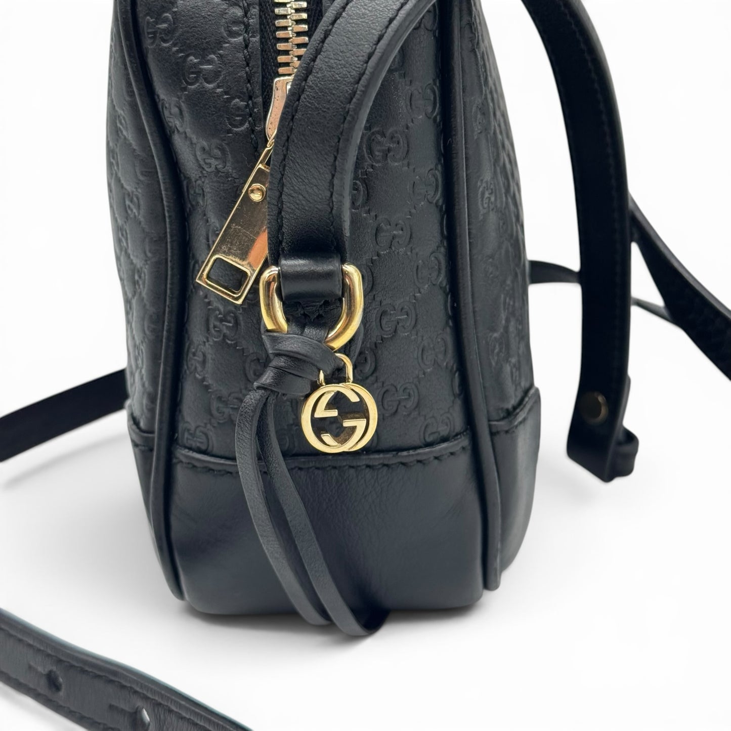 Borsa a tracolla Borse Vintage in pelle nera con motivo GG impresso, dettagli in metallo dorato e charm con logo.