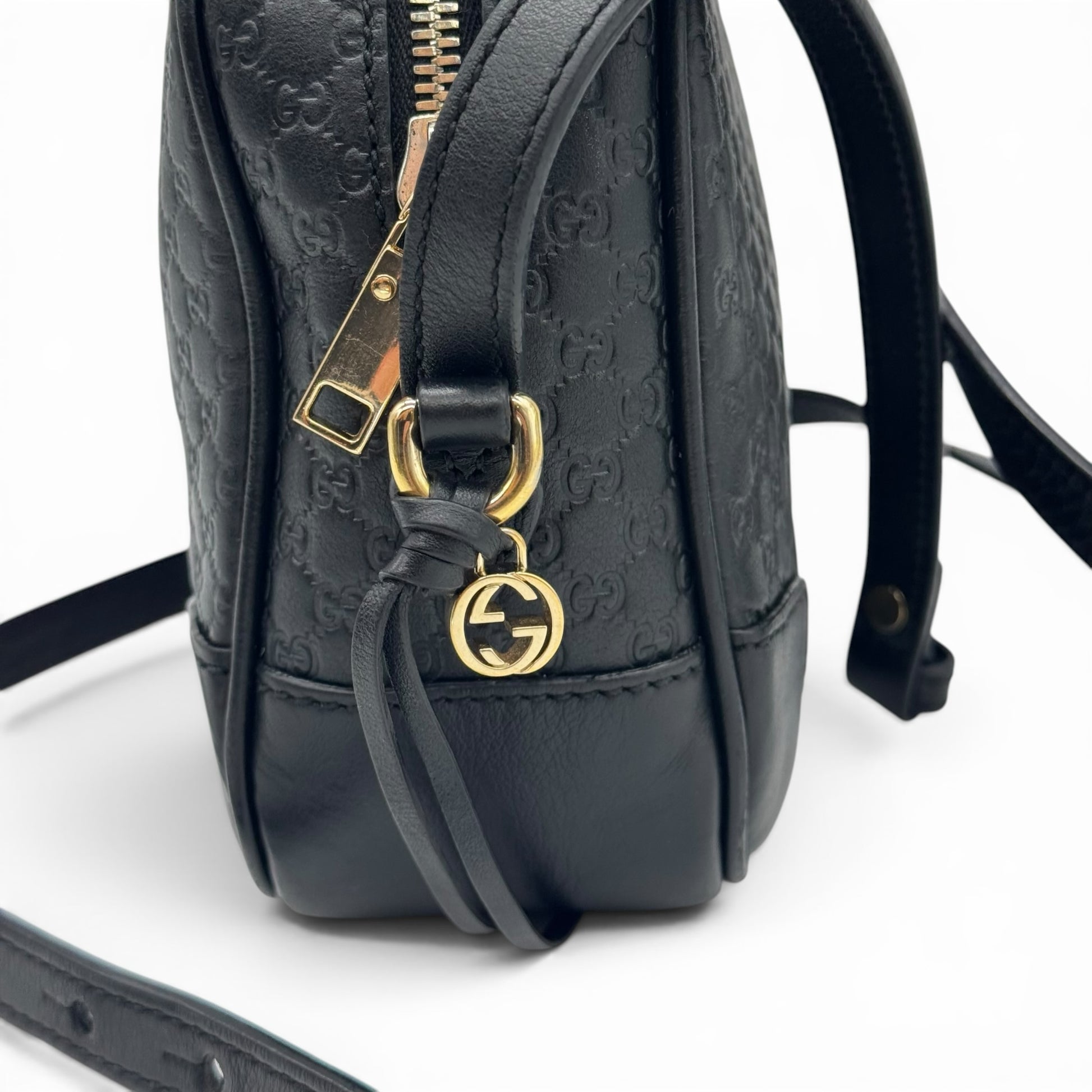 Borsa a tracolla Borse Vintage in pelle nera con motivo GG impresso, dettagli in metallo dorato e charm con logo.