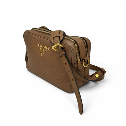 Borsa a tracolla Borse Vintage Prada in pelle martellata marrone con logo e dettagli in metallo dorato