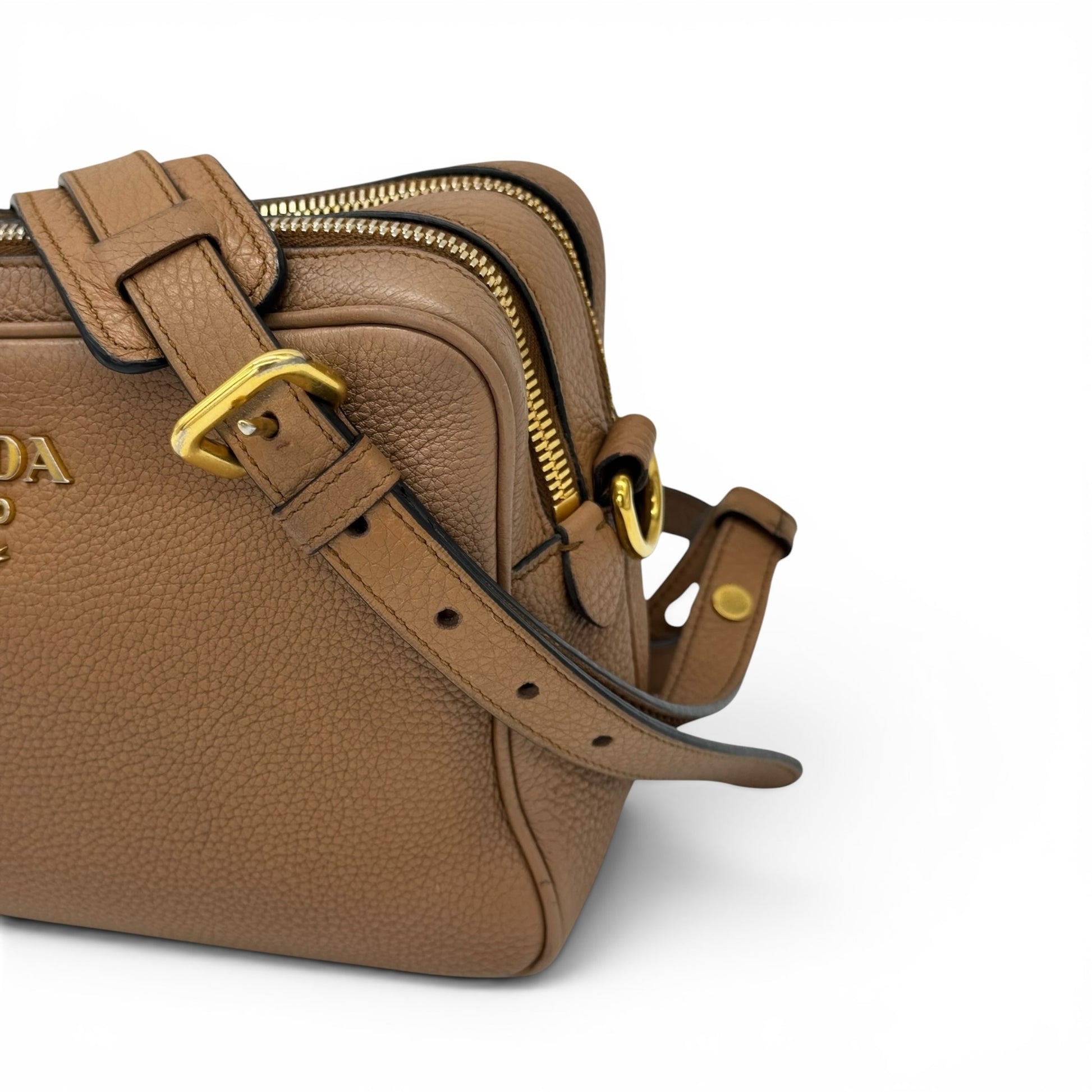 Borsa a tracolla Borse Vintage Prada in pelle martellata marrone con dettagli e fibbia in metallo dorato