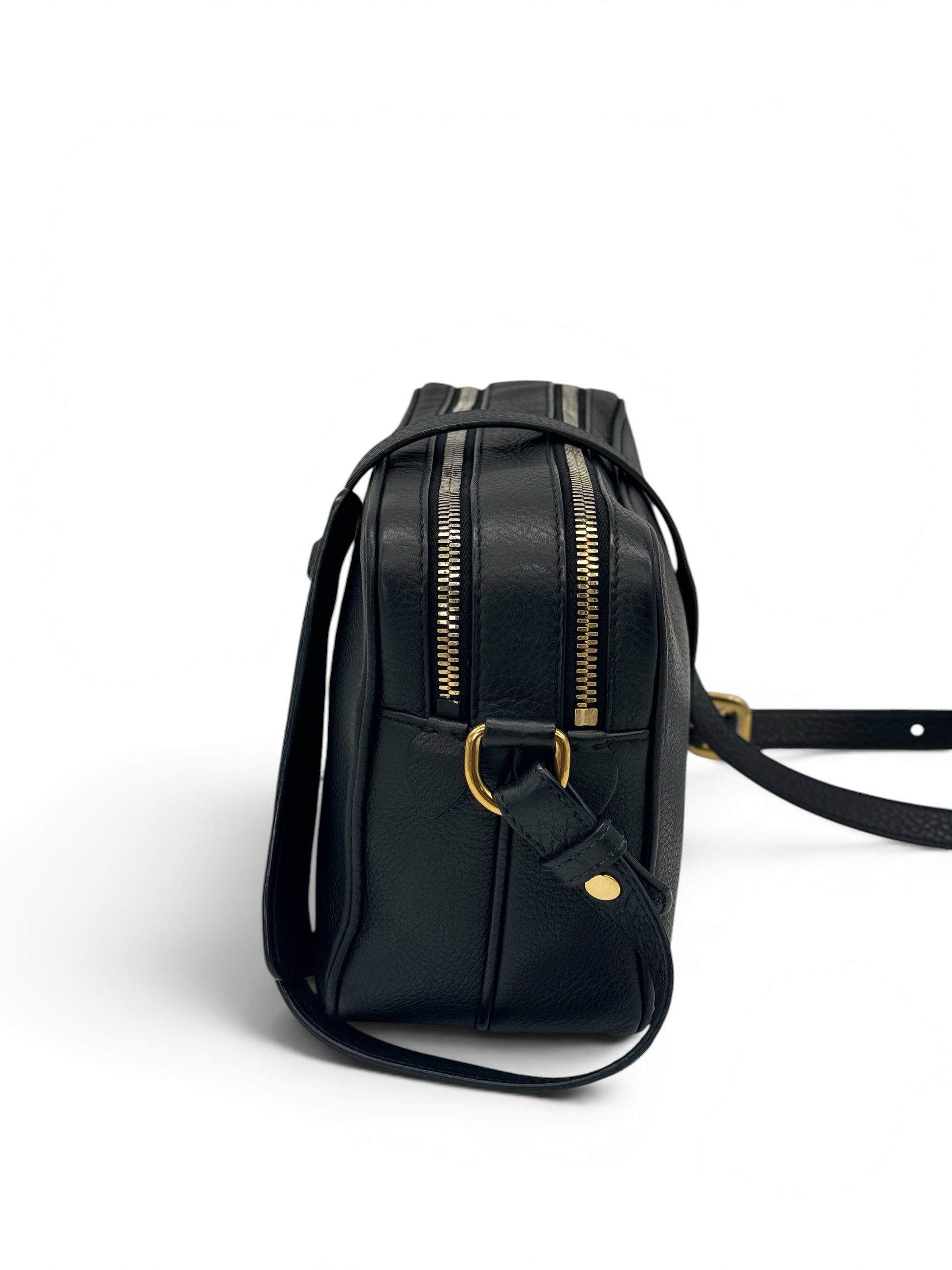Borsa a tracolla Borse Vintage Prada in pelle nera martellata con zip dorate e tracolla regolabile, vista laterale.