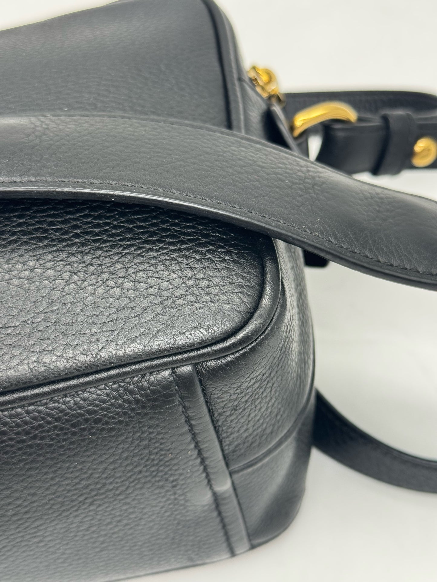 Borsa a tracolla Borse Vintage Prada in pelle nera martellata con dettagli in metallo dorato e tracolla regolabile