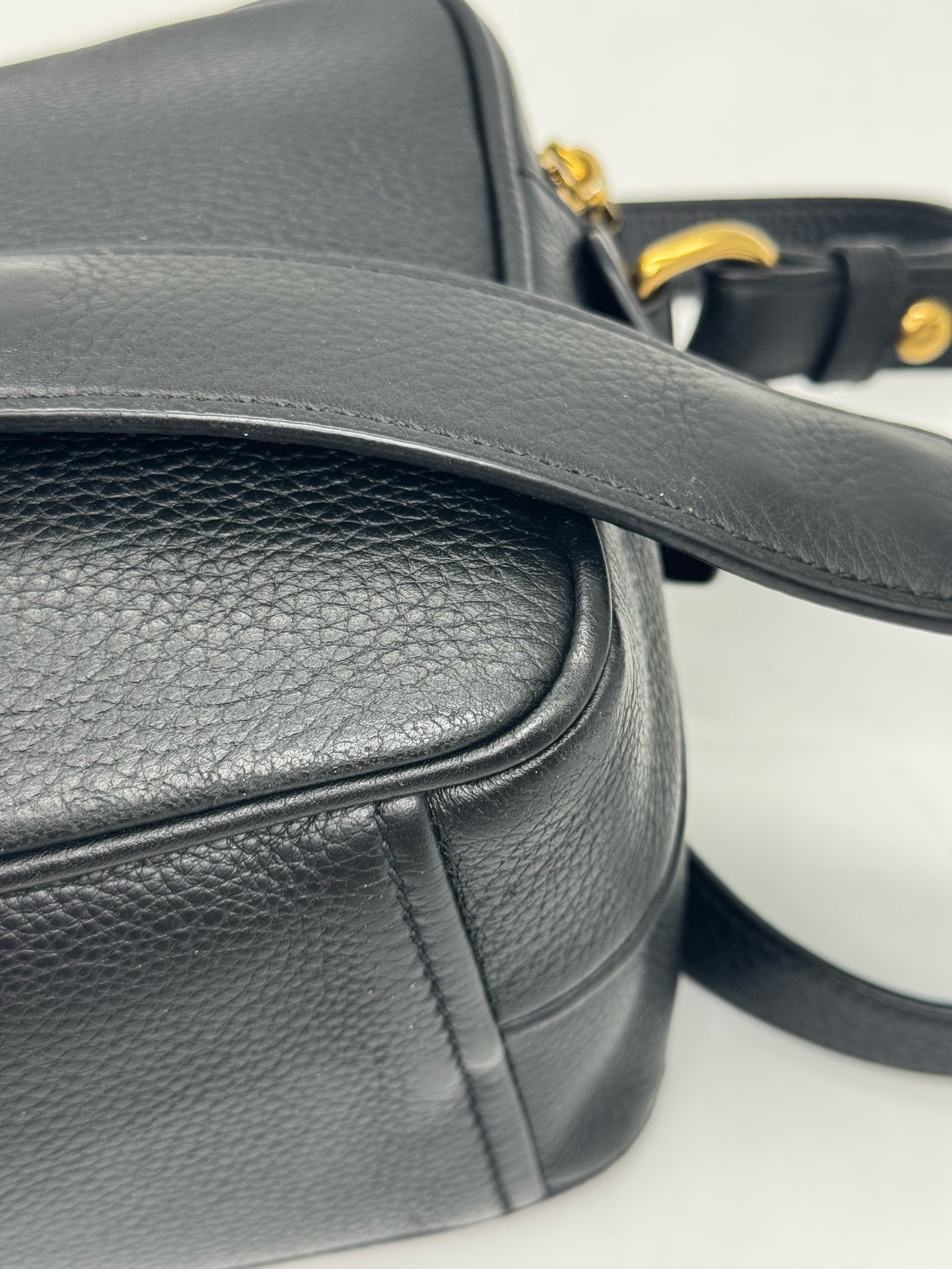 Borsa a tracolla Borse Vintage Prada in pelle nera martellata con dettagli in metallo dorato e tracolla regolabile