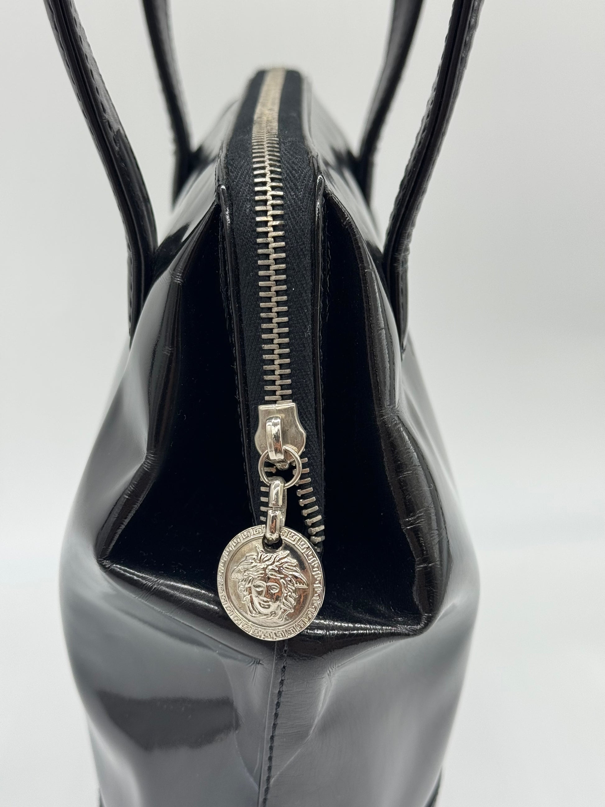 Borsa a mano Borse Vintage Gianni Versace in pelle verniciata nera con ciondolo metallico Medusa sulla zip