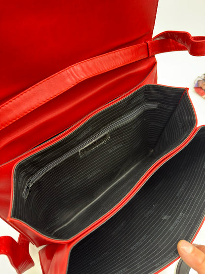 Interno di una borsa a tracolla Borse Vintage Gianni Versace in pelle rossa con fodera logata e scomparti