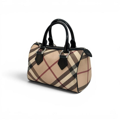 Borsa a mano Burberry Borse Vintage modello bowling con iconico motivo check beige e dettagli in vernice nera lucida.