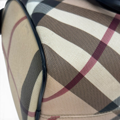 Dettaglio laterale borsa a mano Borse Vintage Burberry con iconico motivo check beige e profili in vernice nera