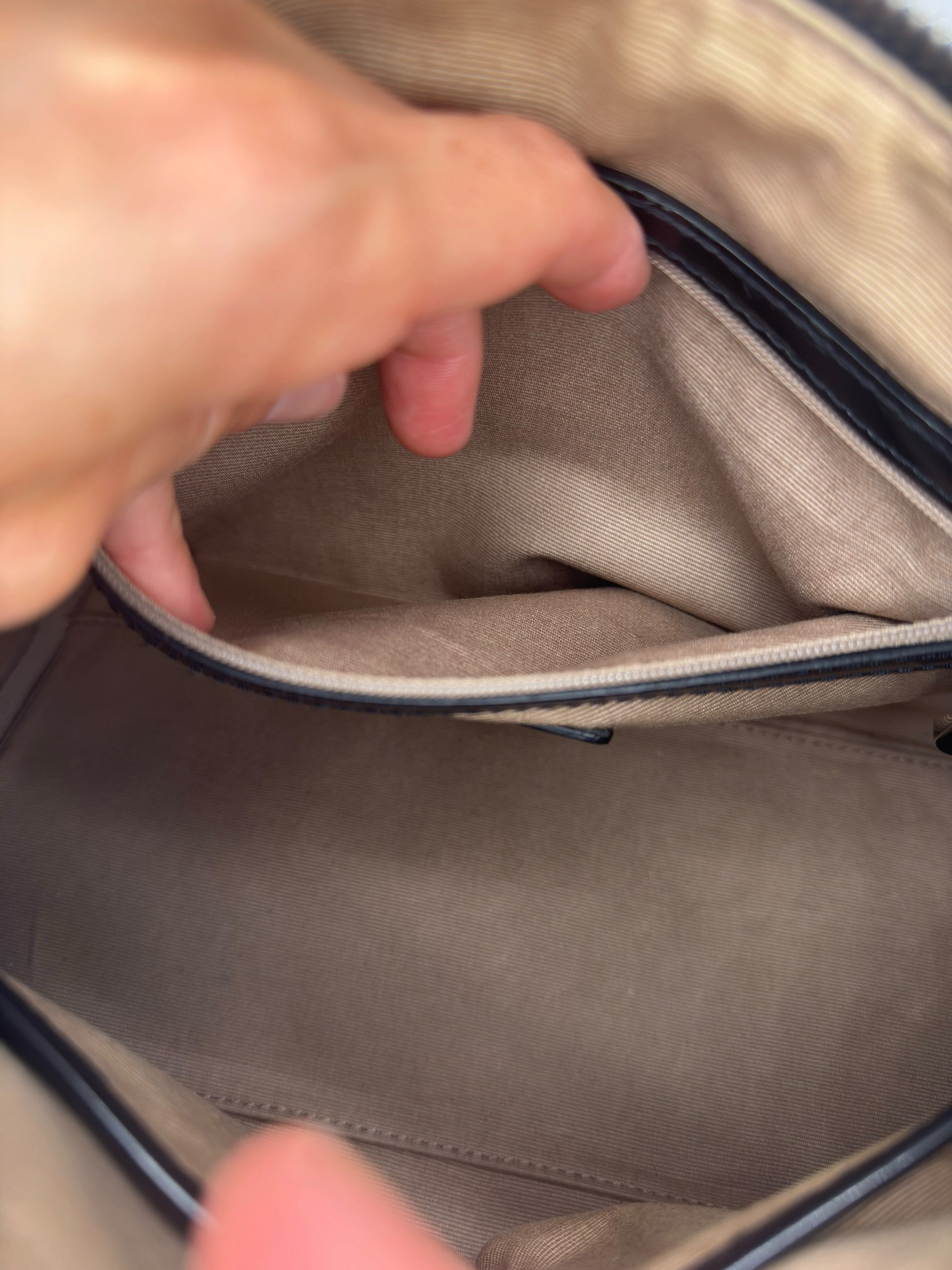 Interno della borsa a mano Borse Vintage Burberry con fodera beige e tasca interna con zip e dettagli in pelle nera