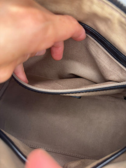Interno della borsa a mano Borse Vintage Burberry con fodera beige e tasca interna con zip e dettagli in pelle nera