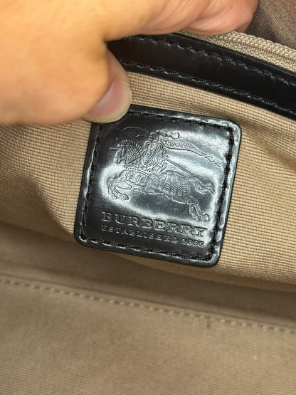 Etichetta interna in pelle nera con logo Burberry stampato all'interno di una borsa Borse Vintage