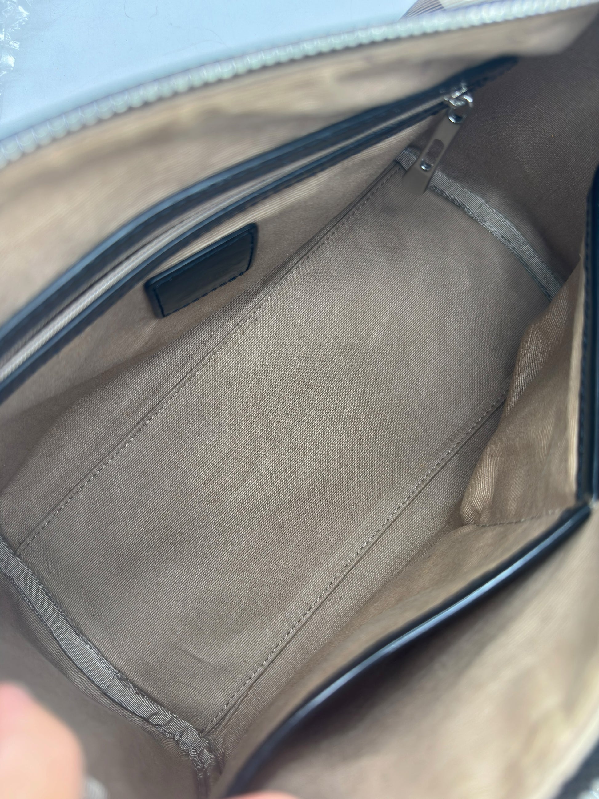 Interno spazioso della borsa a mano Borse Vintage Burberry con fodera in tessuto beige e tasca interna con zip.