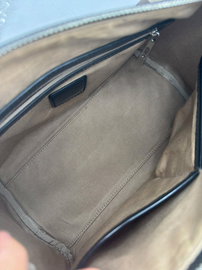 Interno spazioso della borsa a mano Borse Vintage Burberry con fodera in tessuto beige e tasca interna con zip.