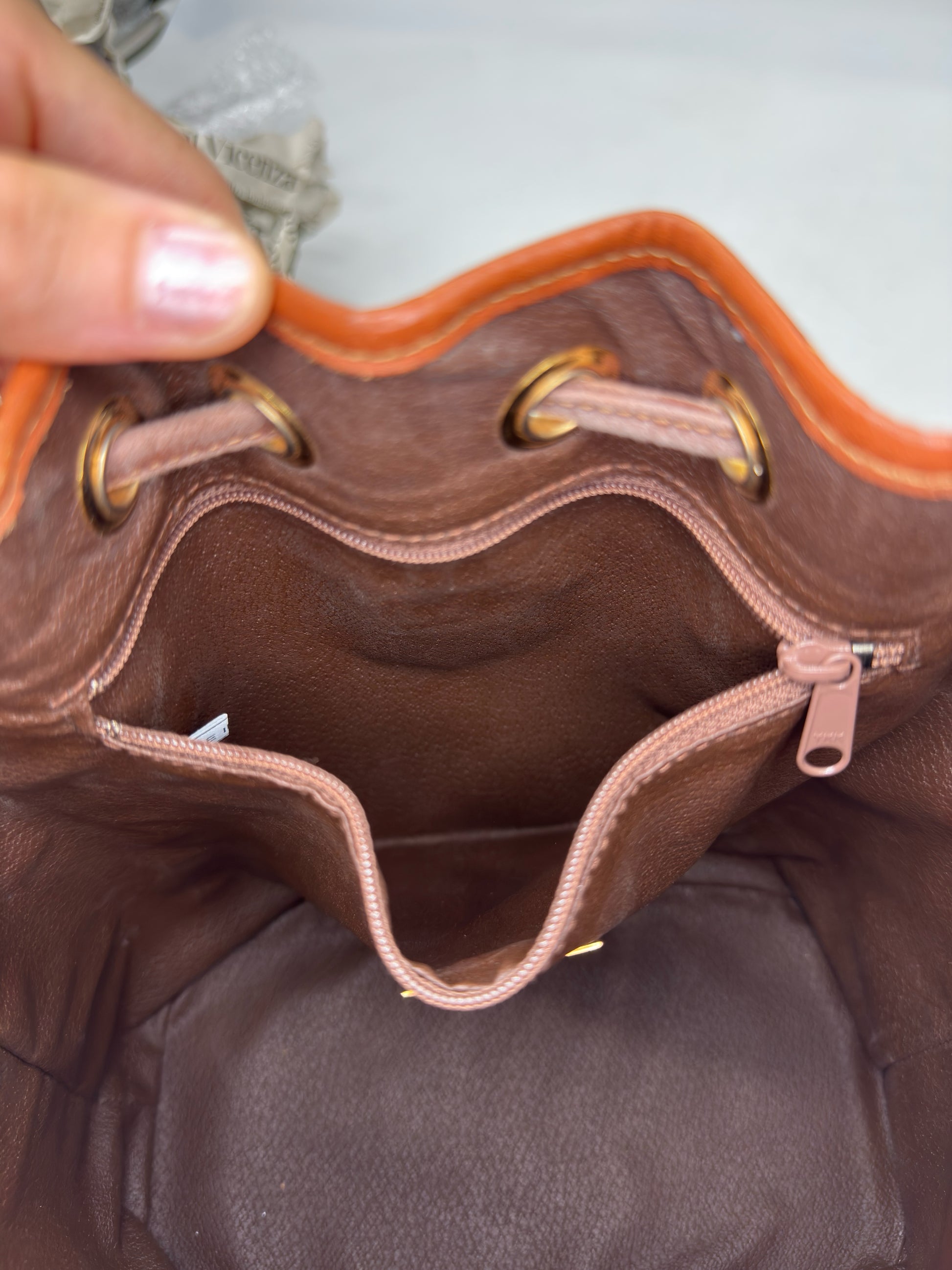 Interno della borsa a secchiello Borse Vintage Burberrys in pelle marrone con tasca interna con zip e dettagli dorati