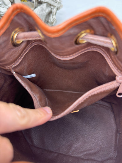 Interno in pelle marrone di una borsa a secchiello Borse Vintage Burberrys con tasca interna con zip e dettagli oro