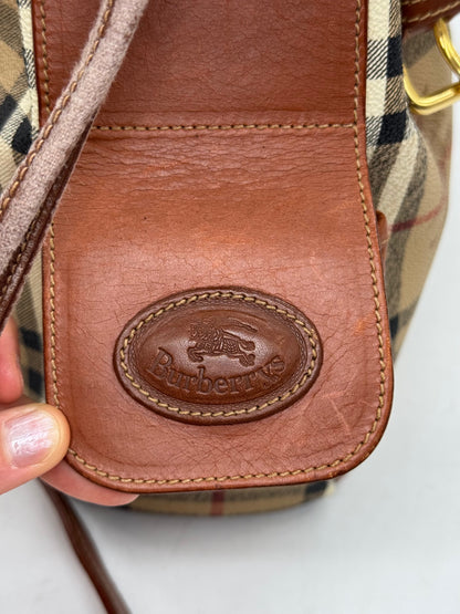 Dettaglio del logo in pelle marrone con cavaliere equestre su borsa a secchiello Borse Vintage Burberrys check