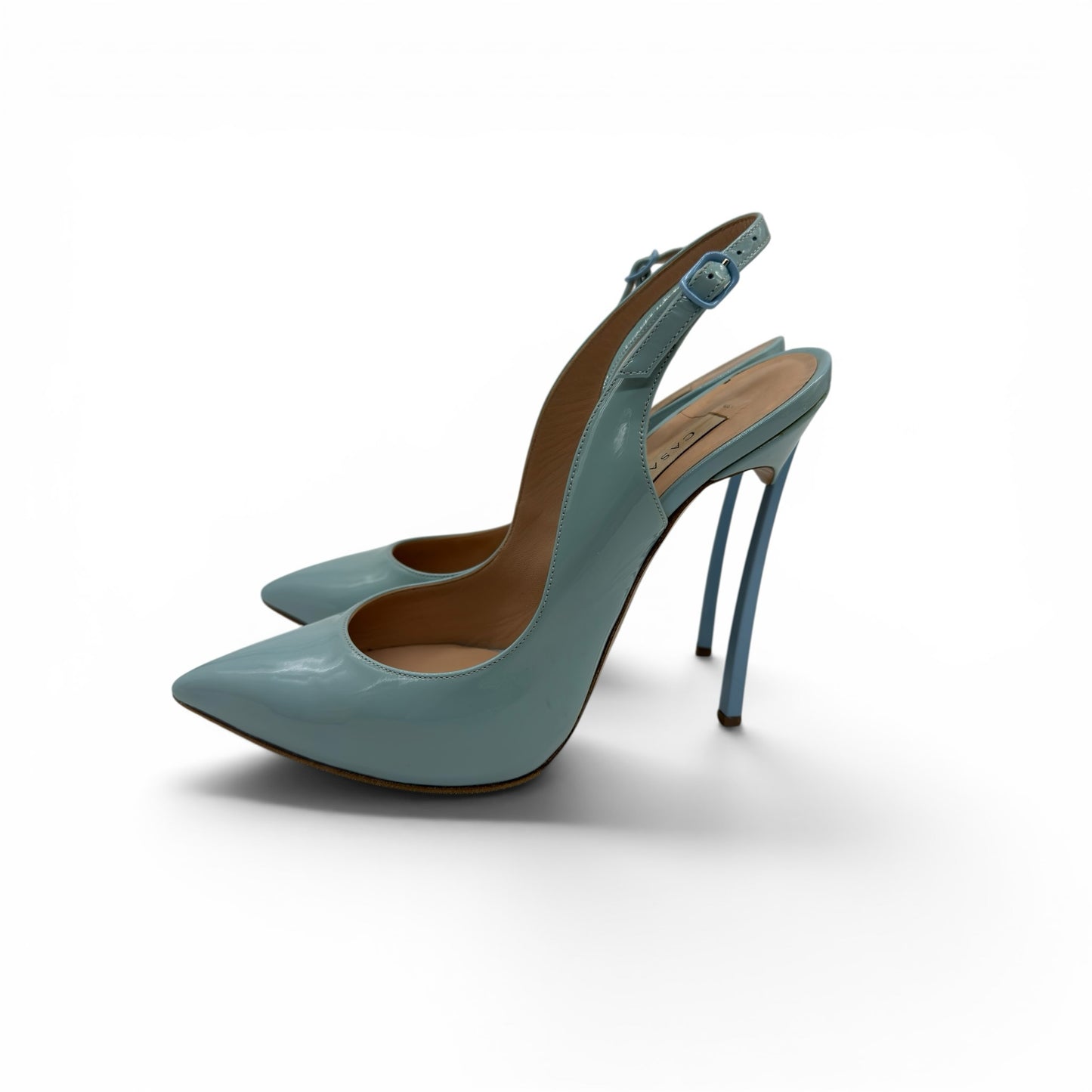 Décolleté slingback Borse Vintage Casadei in pelle verniciata azzurro pastello con tacco a spillo e punta affusolata.