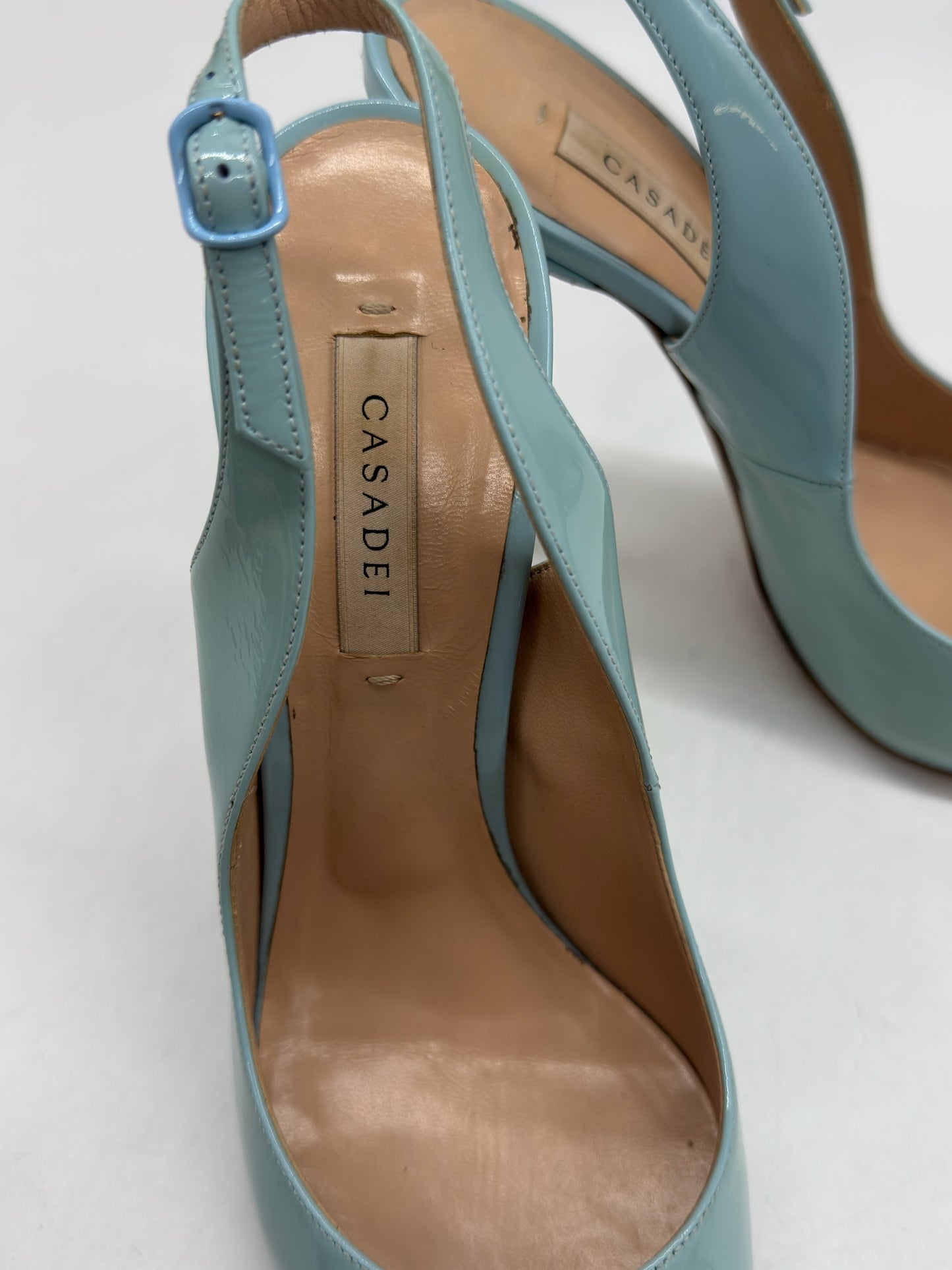 Décolleté slingback Borse Vintage Casadei in pelle verniciata azzurro pastello con tacco a spillo e cinturino regolabile