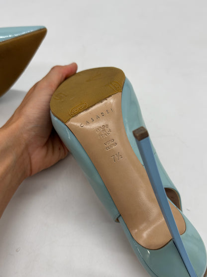 Dettaglio della suola in cuoio con inserto Vibram e tacco a spillo azzurro delle slingback Borse Vintage Casadei