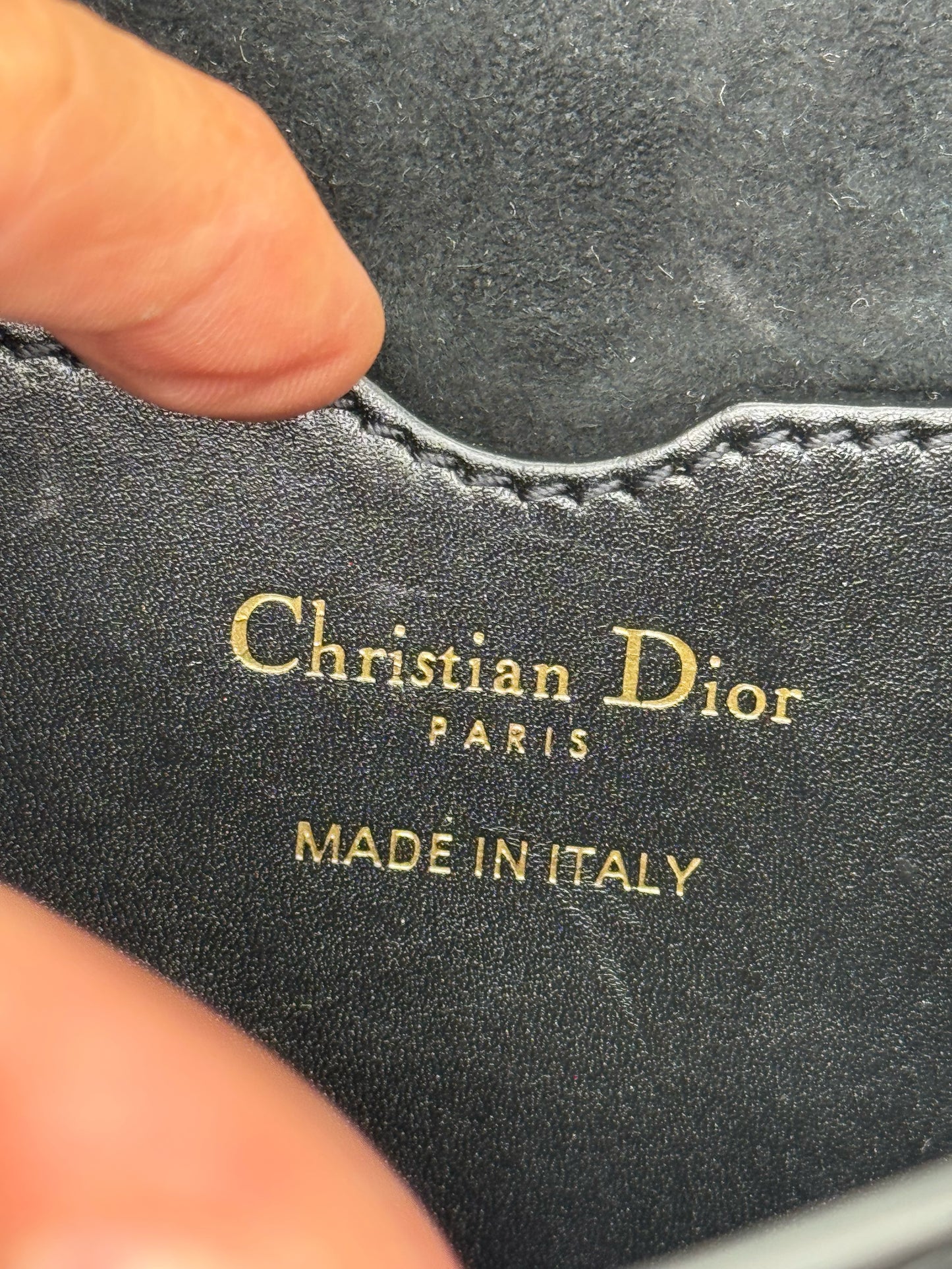 Dettaglio interno della borsa Borse Vintage Christian Dior Bobby in pelle nera con logo dorato Made in Italy