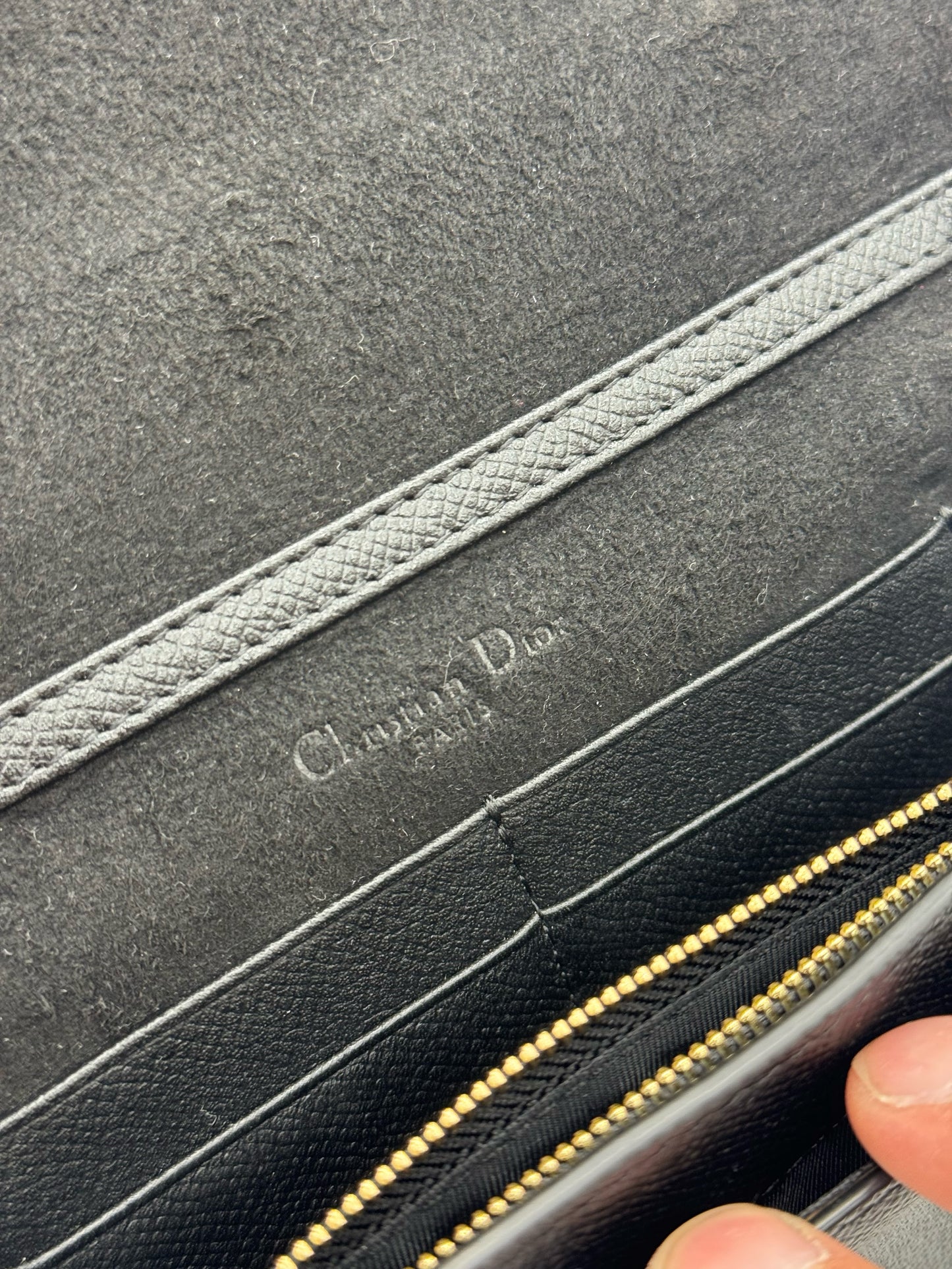 Interno in pelle nera della borsa a tracolla Borse Vintage Christian Dior con logo impresso e tasca con zip