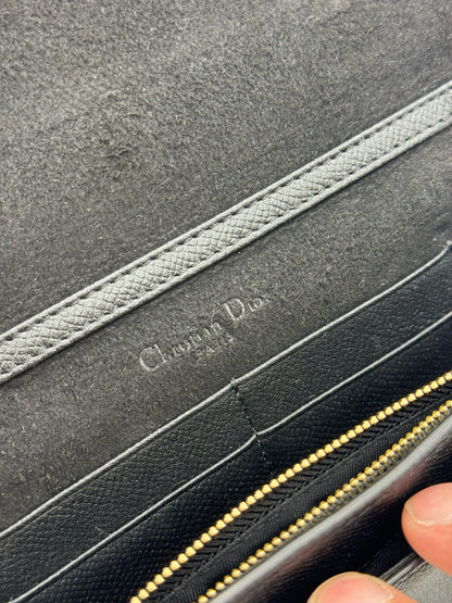 Interno in pelle nera della borsa a tracolla Borse Vintage Christian Dior con logo impresso e tasca con zip