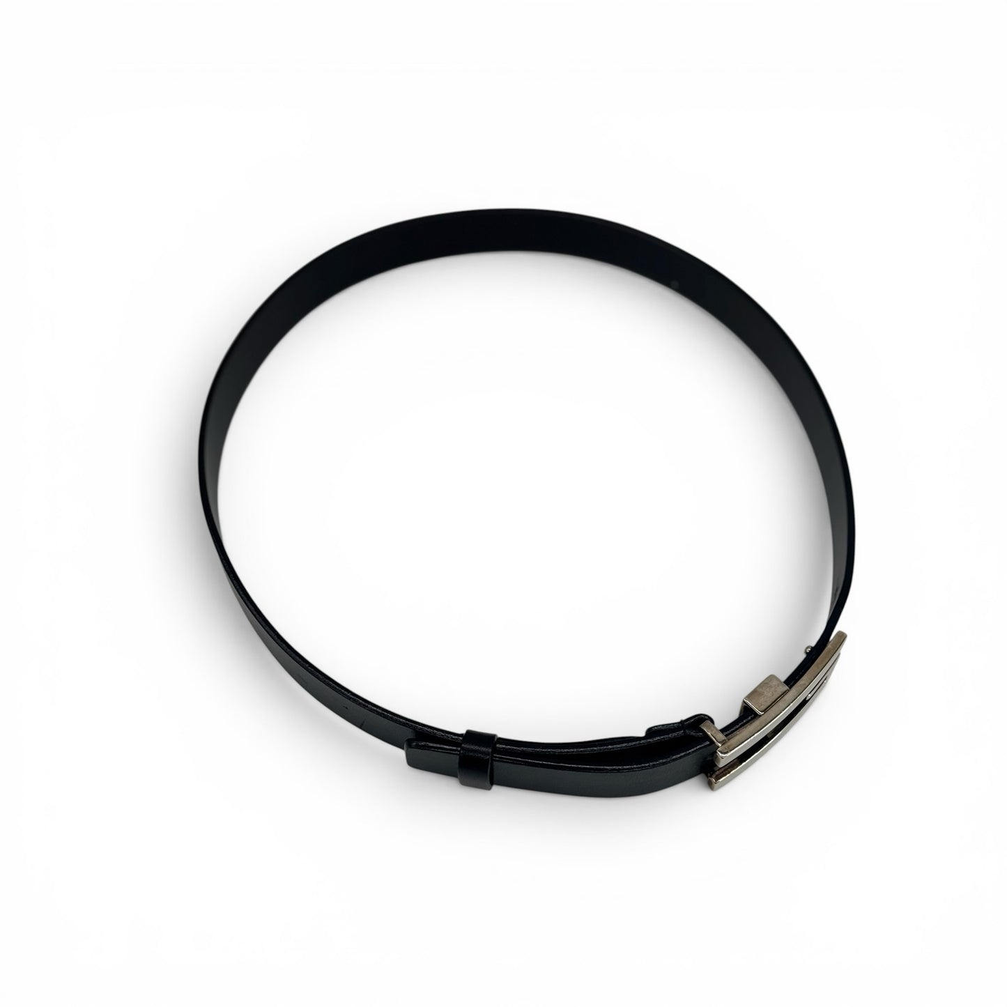 Cintura Borse Vintage Gucci in pelle nera con fibbia geometrica in metallo argentato su sfondo bianco