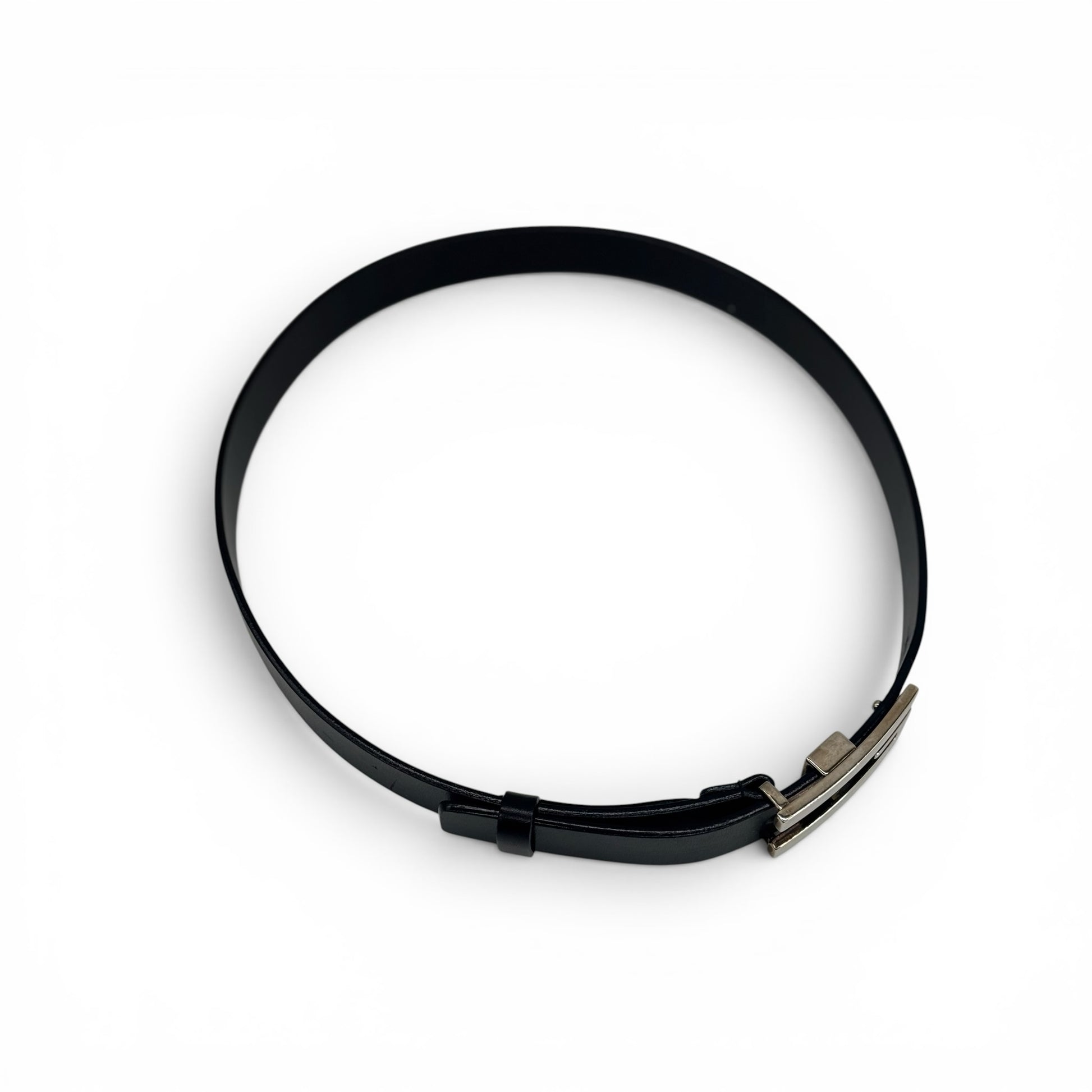 Cintura Borse Vintage Gucci in pelle nera con fibbia geometrica in metallo argentato su sfondo bianco