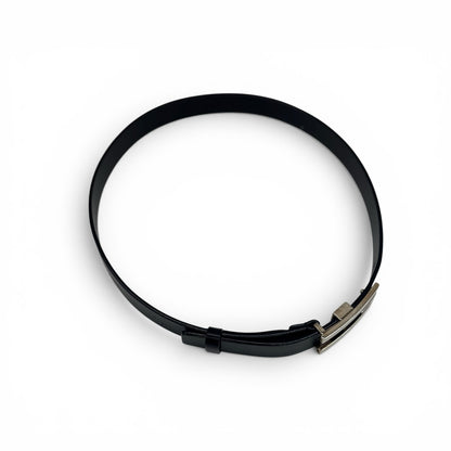 Cintura Borse Vintage Gucci in pelle nera con fibbia geometrica in metallo argentato su sfondo bianco