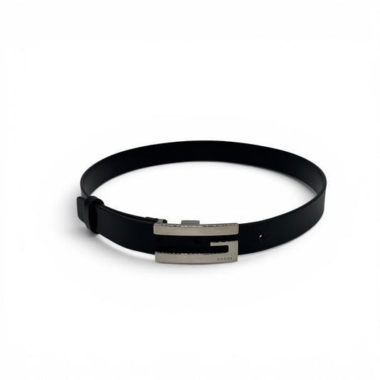 Cintura Borse Vintage Gucci in pelle nera con fibbia geometrica in metallo argentato e logo inciso