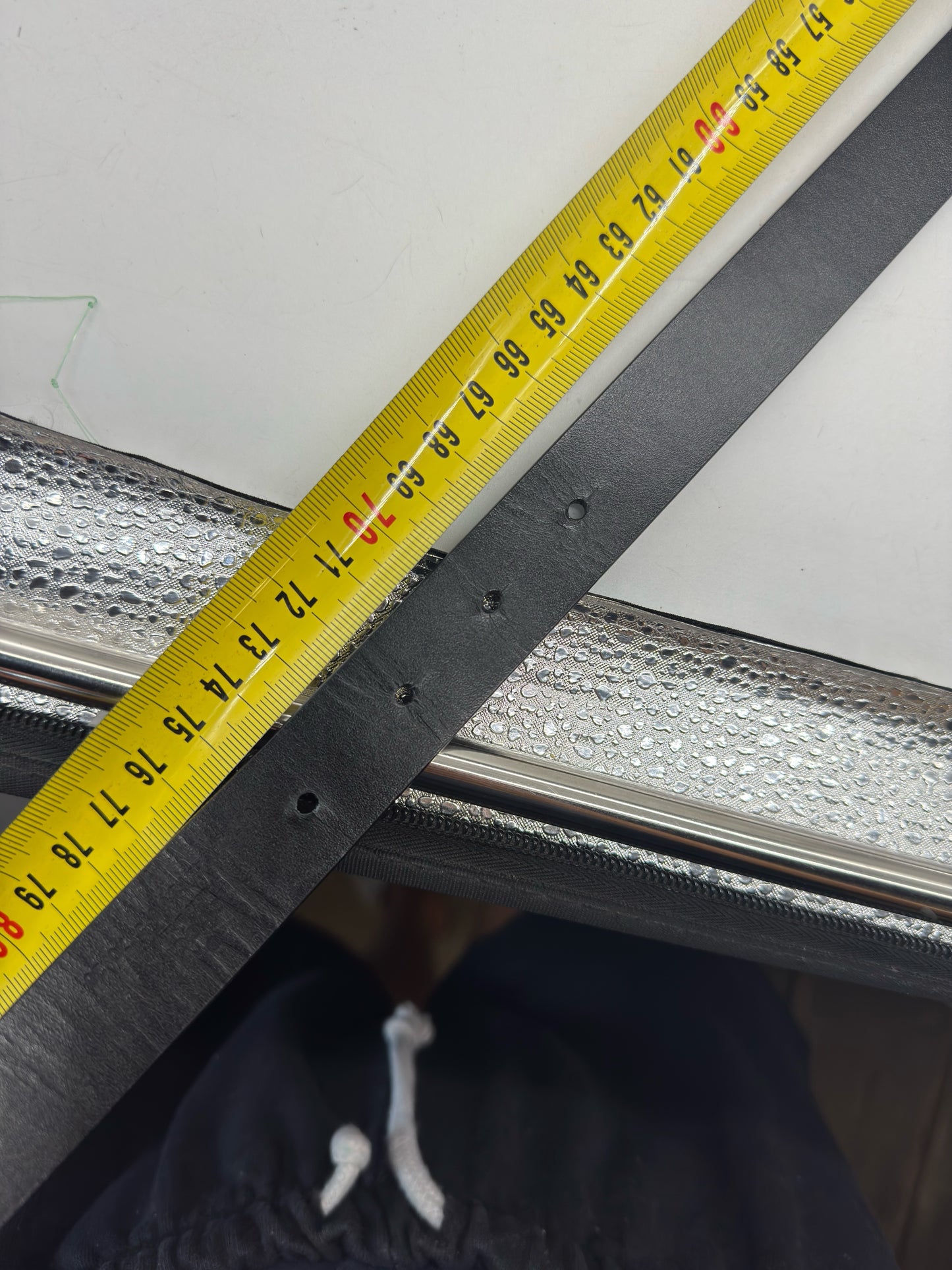 Cintura Borse Vintage in pelle nera con metro giallo per misurazione della lunghezza