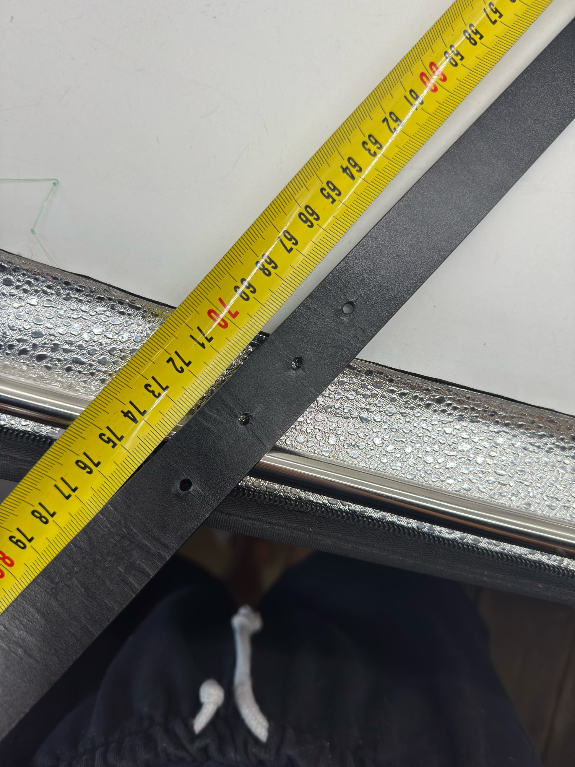 Cintura Borse Vintage in pelle nera con metro giallo per misurazione della lunghezza