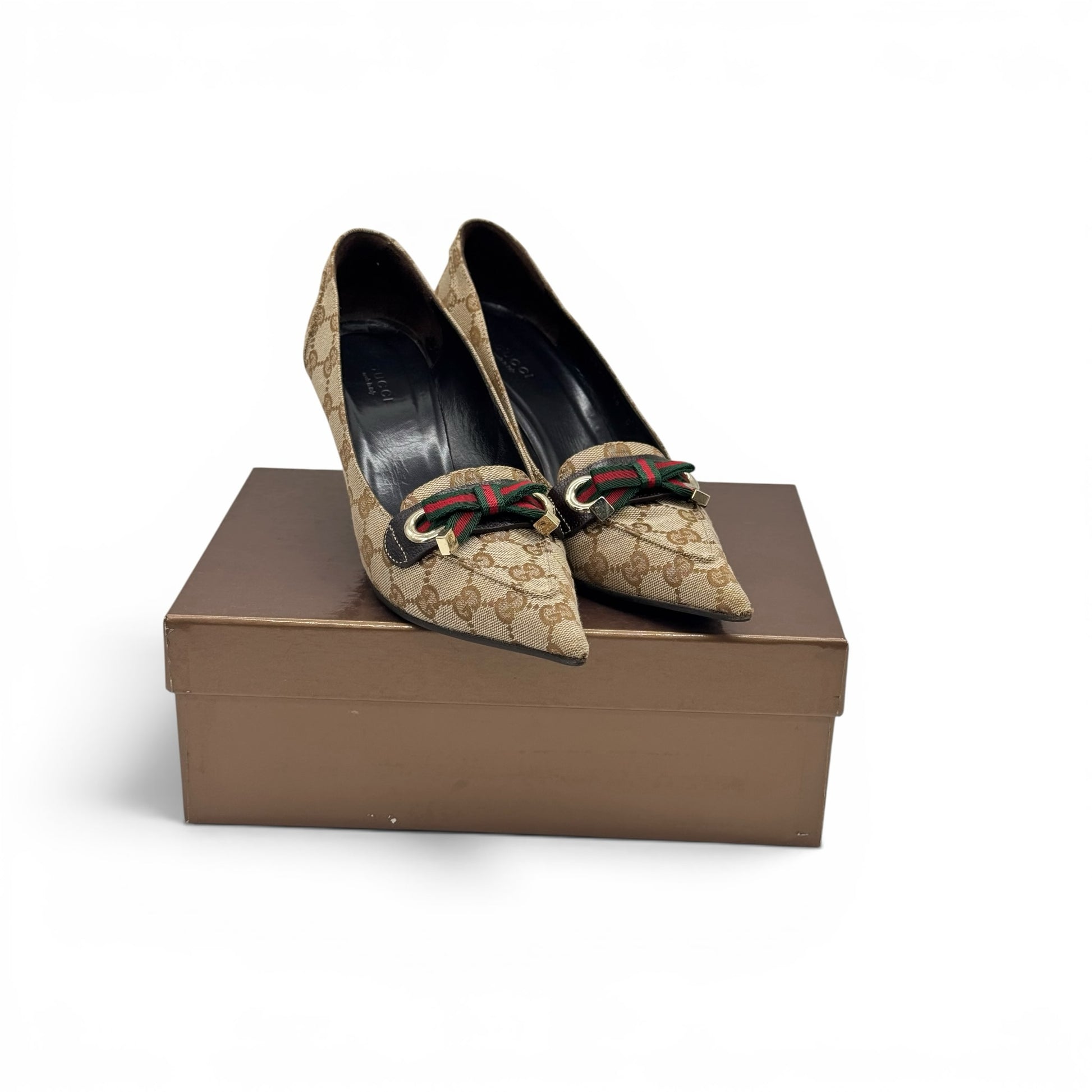 Décolleté Borse Vintage Gucci in tela GG Supreme beige con morsetto, nastro Web e tacco a spillo su scatola marrone