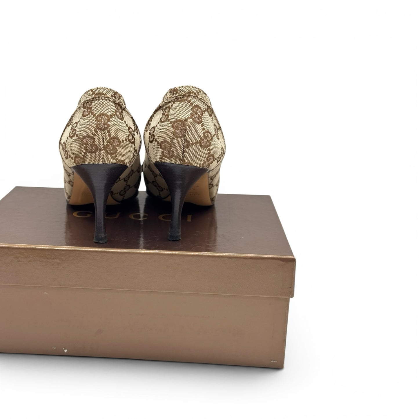 Décolleté Borse Vintage Gucci in tela GG Supreme beige e marrone con tacco a stiletto, vista posteriore su scatola