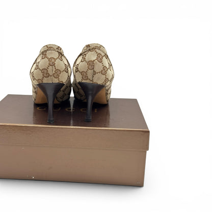 Décolleté Borse Vintage Gucci in tela GG Supreme beige e marrone con tacco a stiletto, vista posteriore su scatola