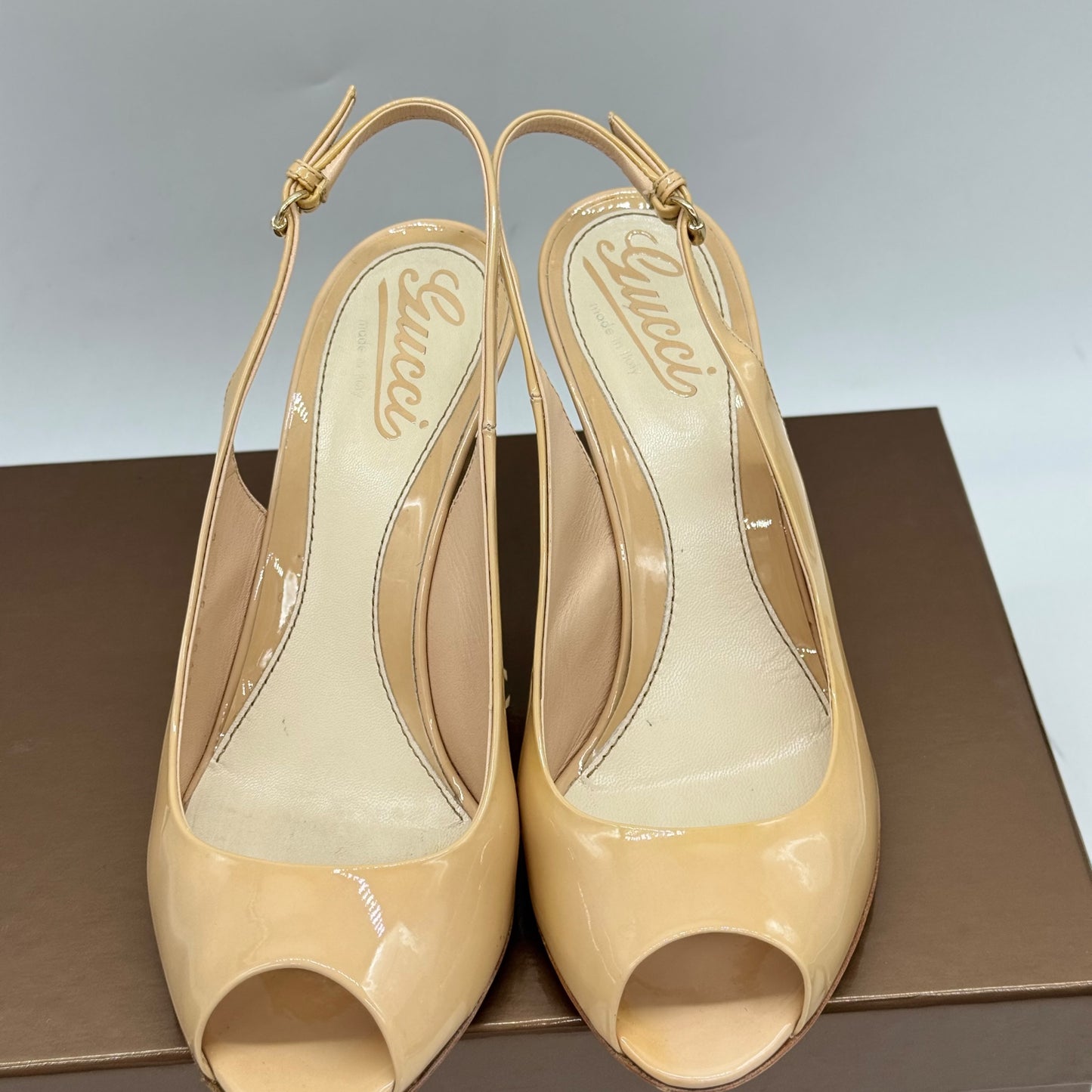 Décolleté slingback Gucci color nude in vernice con apertura peep-toe e tacco a spillo, proposte da Borse Vintage.