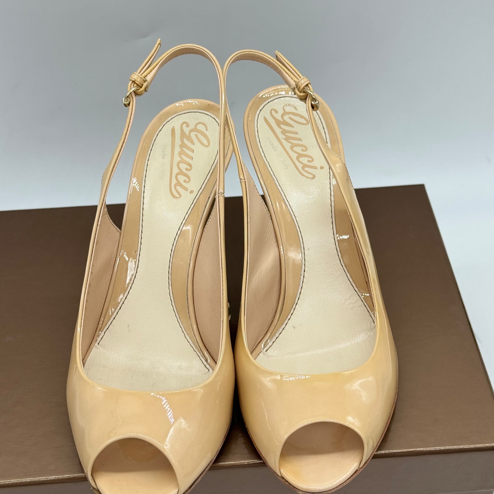 Décolleté slingback Gucci color nude in vernice con apertura peep-toe e tacco a spillo, proposte da Borse Vintage.