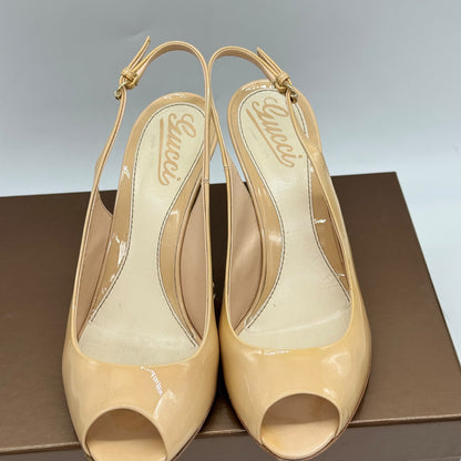 Décolleté slingback Gucci color nude in vernice con apertura peep-toe e tacco a spillo, proposte da Borse Vintage.