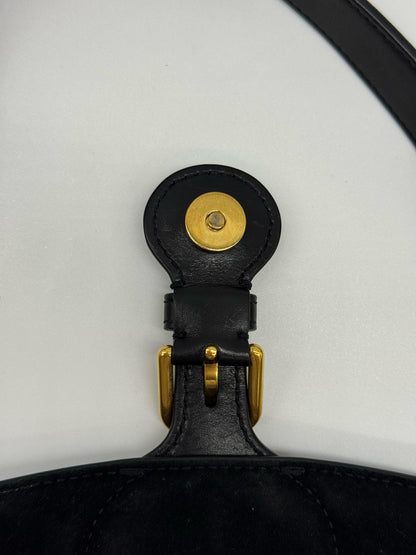 Dettaglio della chiusura a fibbia in metallo oro su borsa a tracolla Christian Dior Bobby in pelle nera di Borse Vintage