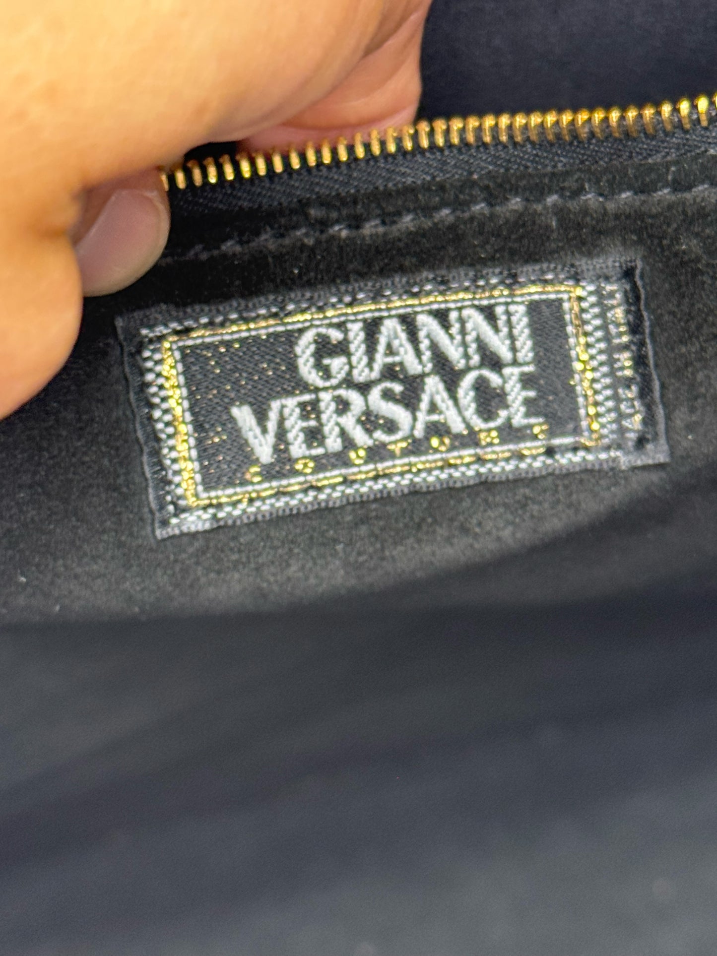 Etichetta interna in tessuto con logo Borse Vintage Gianni Versace Couture su fodera in camoscio nero