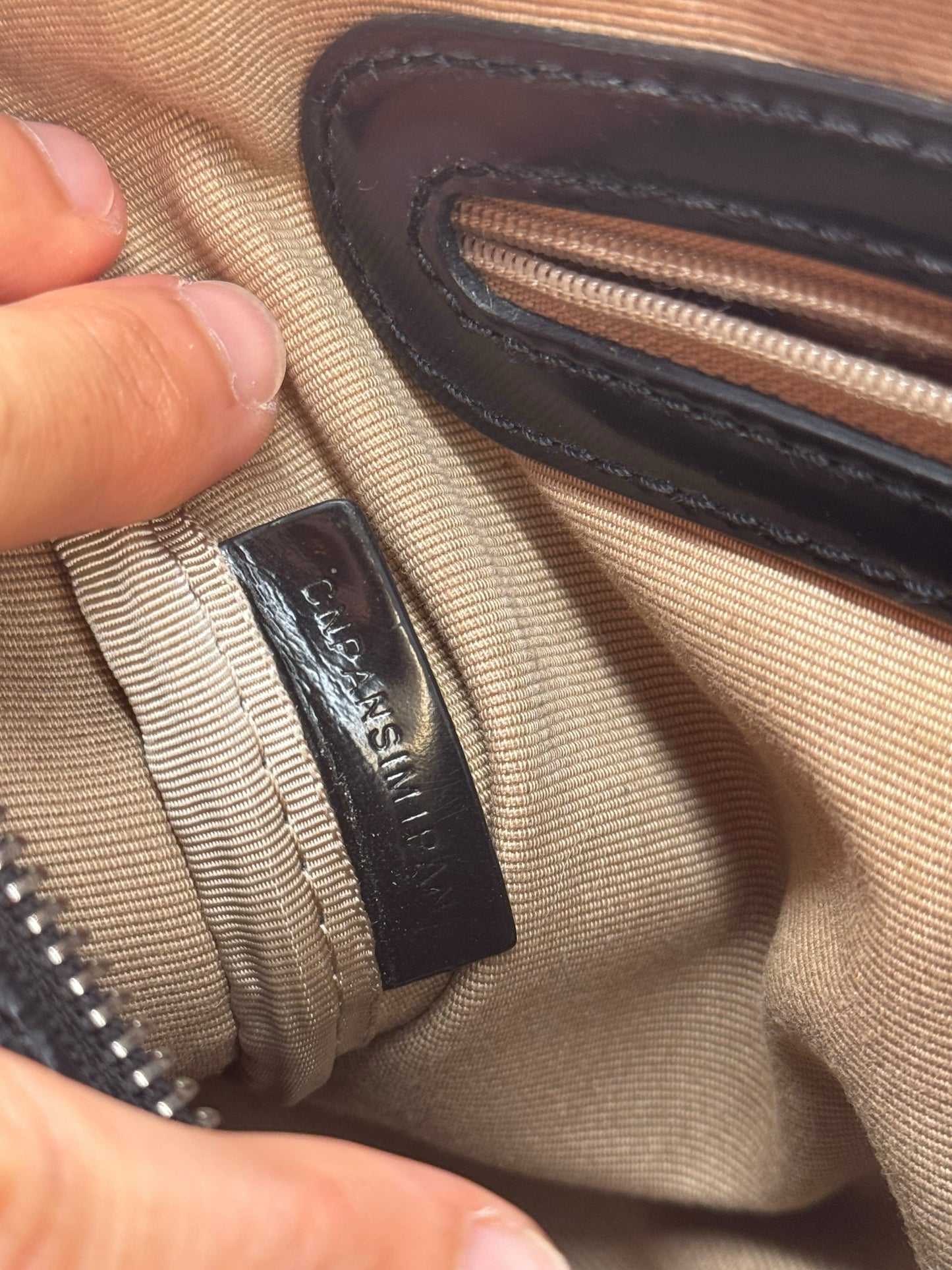 Etichetta interna in pelle nera con logo Borse Vintage all'interno della borsa bowling Burberry con fodera beige