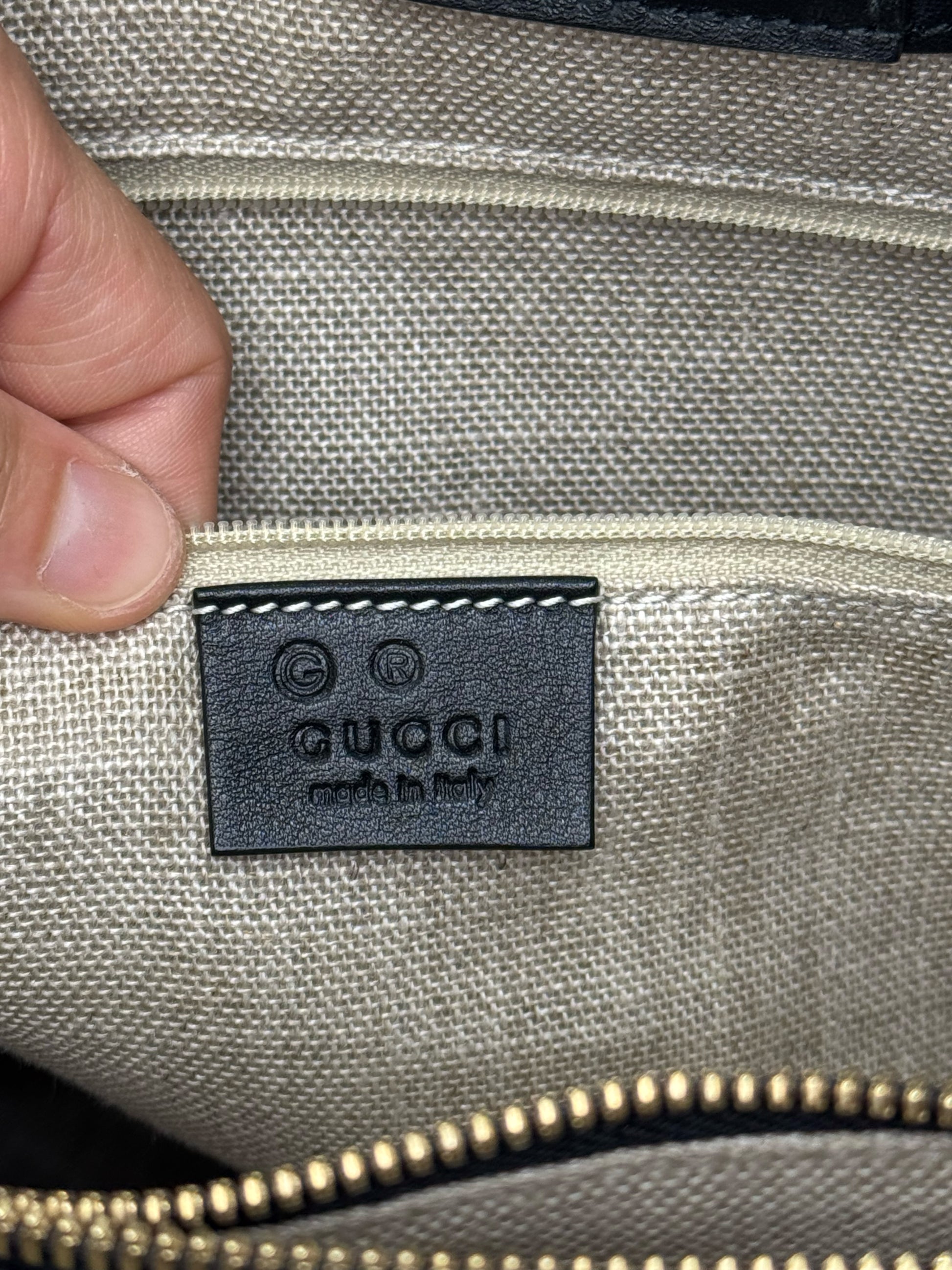 Etichetta interna in pelle nera con logo Gucci impresso all'interno della borsa Borse Vintage in tessuto naturale