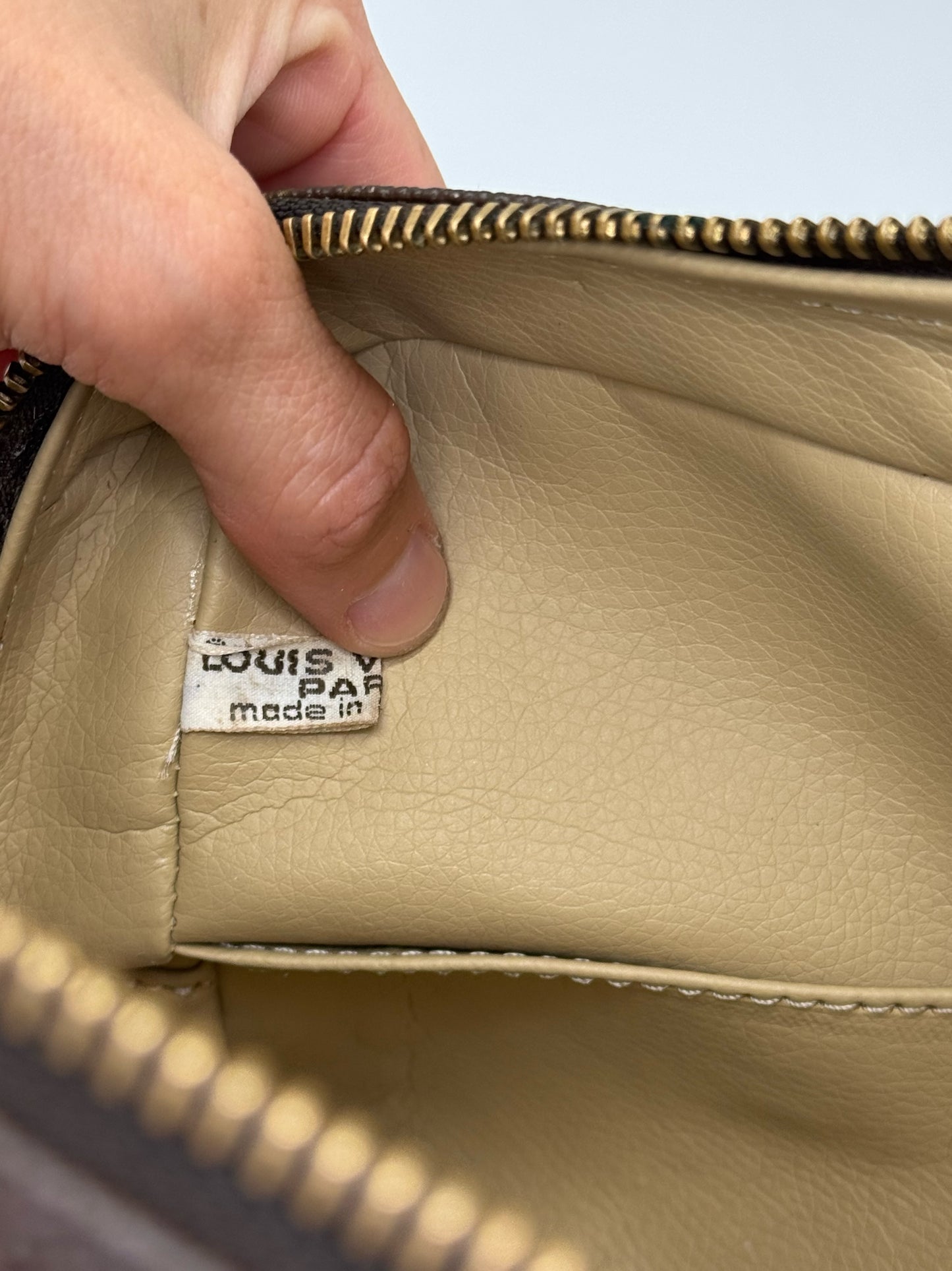 Etichetta interna Louis Vuitton con scritta Made in France all'interno di una pochette Borse Vintage in pelle beige