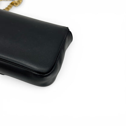 Dettaglio della borsa a spalla FENDI Baguette in pelle nera con tracolla a catena dorata da Borse Vintage