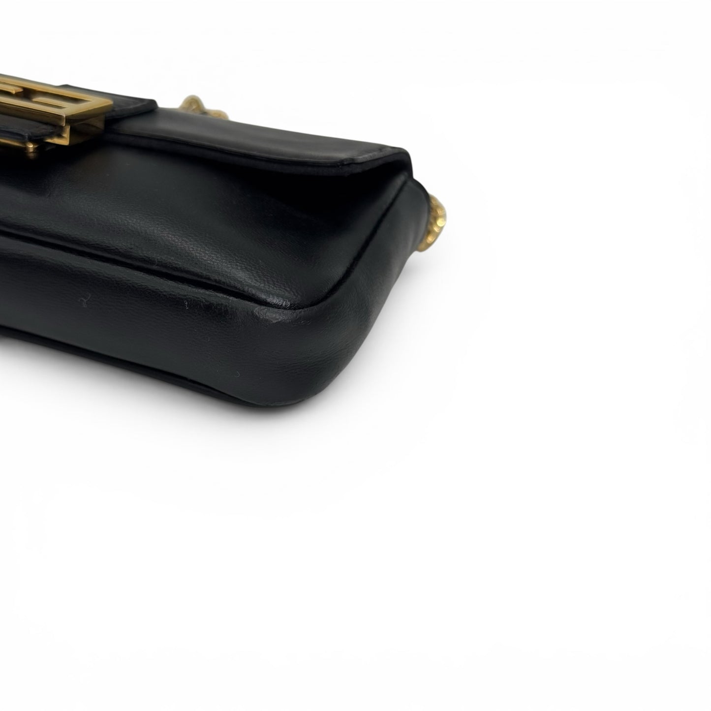 Borsa a spalla Borse Vintage FENDI Baguette in pelle nera con logo FF dorato e tracolla a catena su sfondo bianco